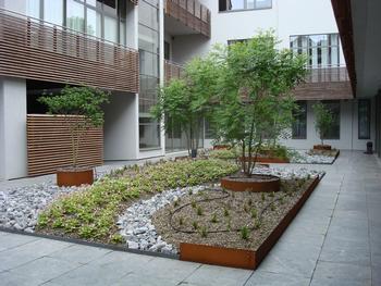 Een binnentuin met lage beplanting voor een groen gevoel tussen vier muren